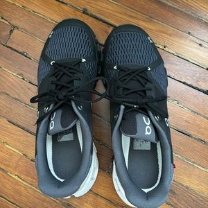 Men's ON Cloudflyer 2.0 shoes. Size 7.5